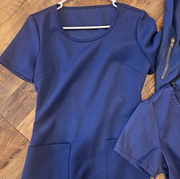 Four Scrub Tops Jaanuu and Chic flex - Picture 2 of 5